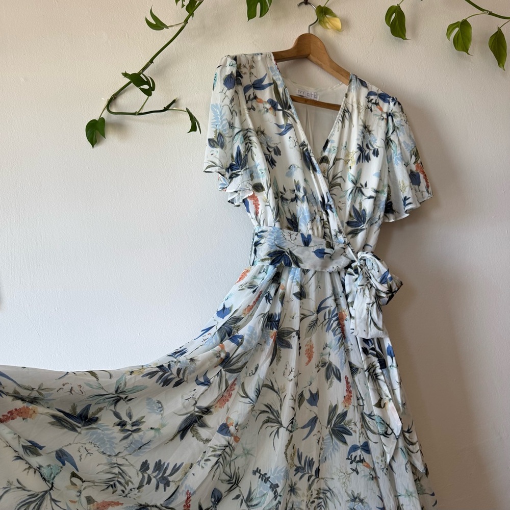 Ivy City Co Layla Dress with Flutter Sleeves Size Large